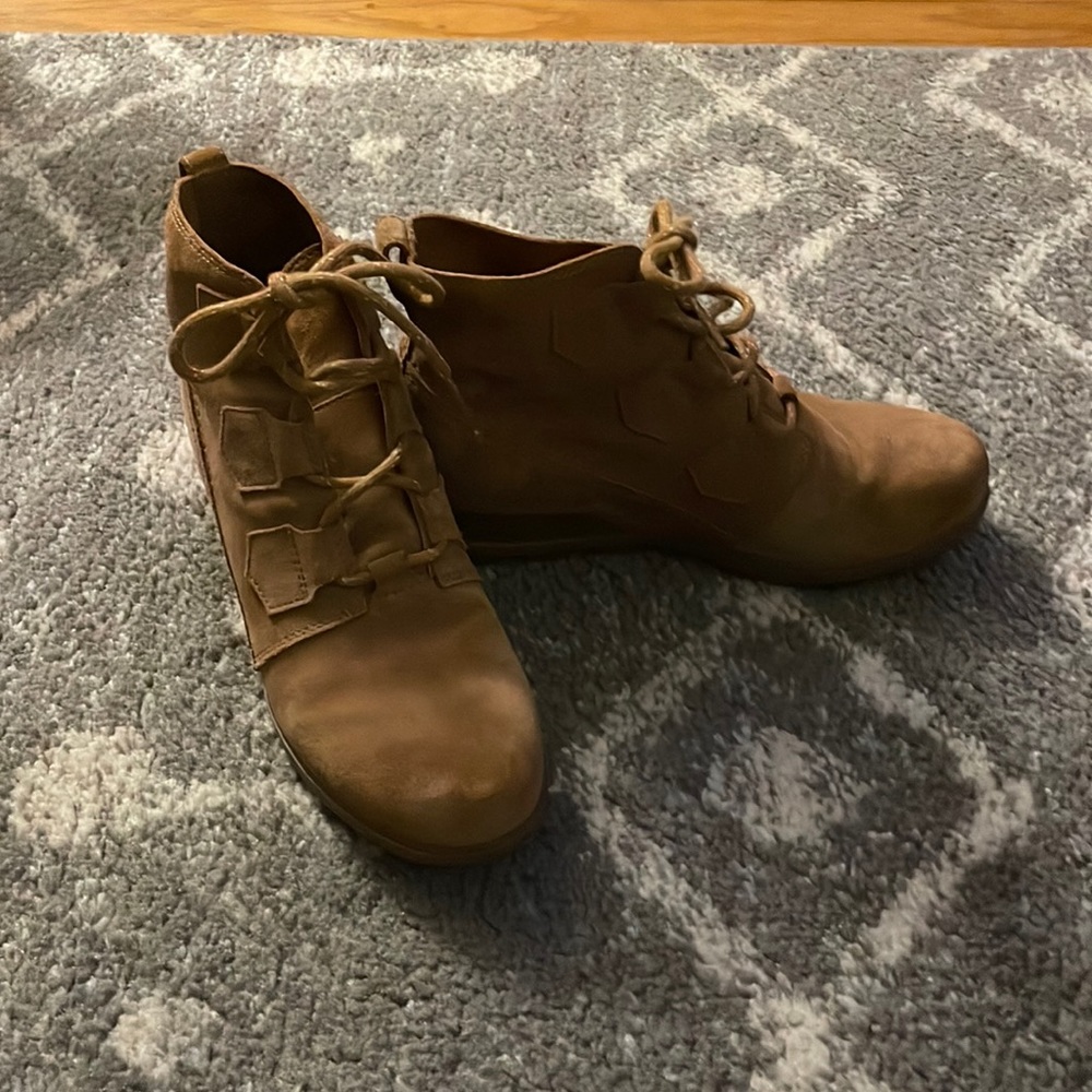 Sorel wedge tan boots